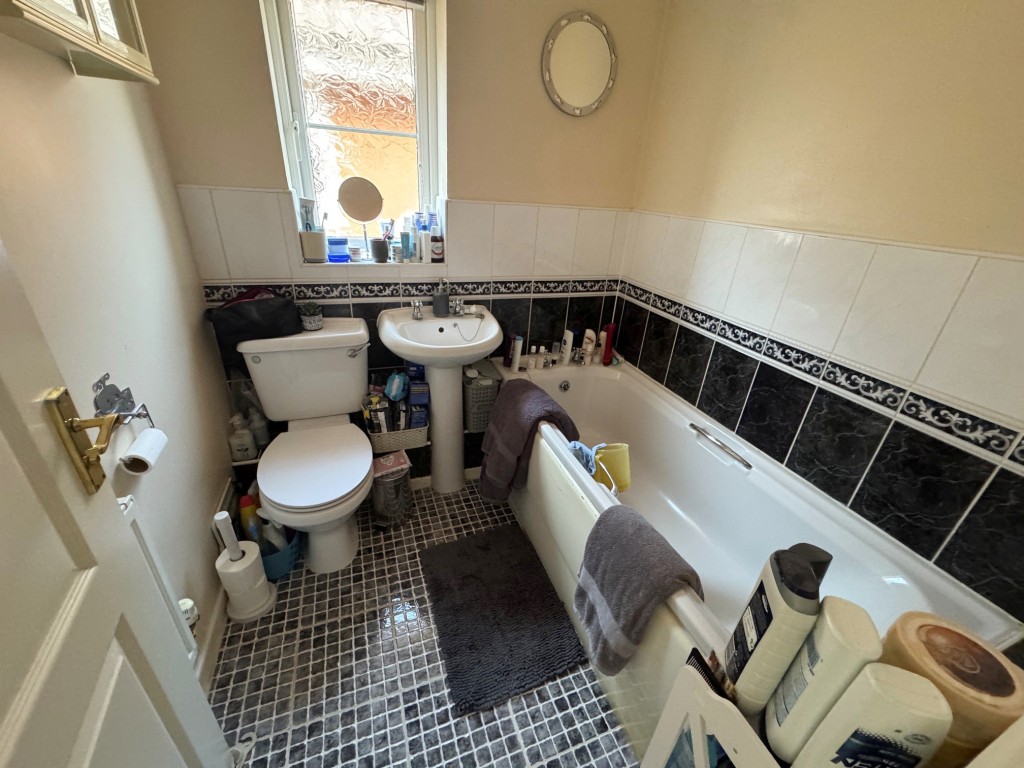 Lot: 164 - MODERN DETACHED THREE-BEDROOM HOUSE - A FREEHOLD RESIDENTIAL INVESTMENT - Bathroom